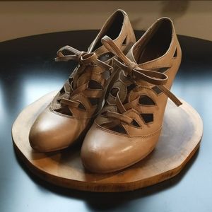 Women's beige leather heels size 7 / 38
